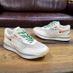 Sneakersy Tuffoni – ecru, z siateczką, skórzane, ujęcie na drewnianym blacie, widoczna transparentna cholewka z kolorowymi akcentami i kontrastowe sznurówki.