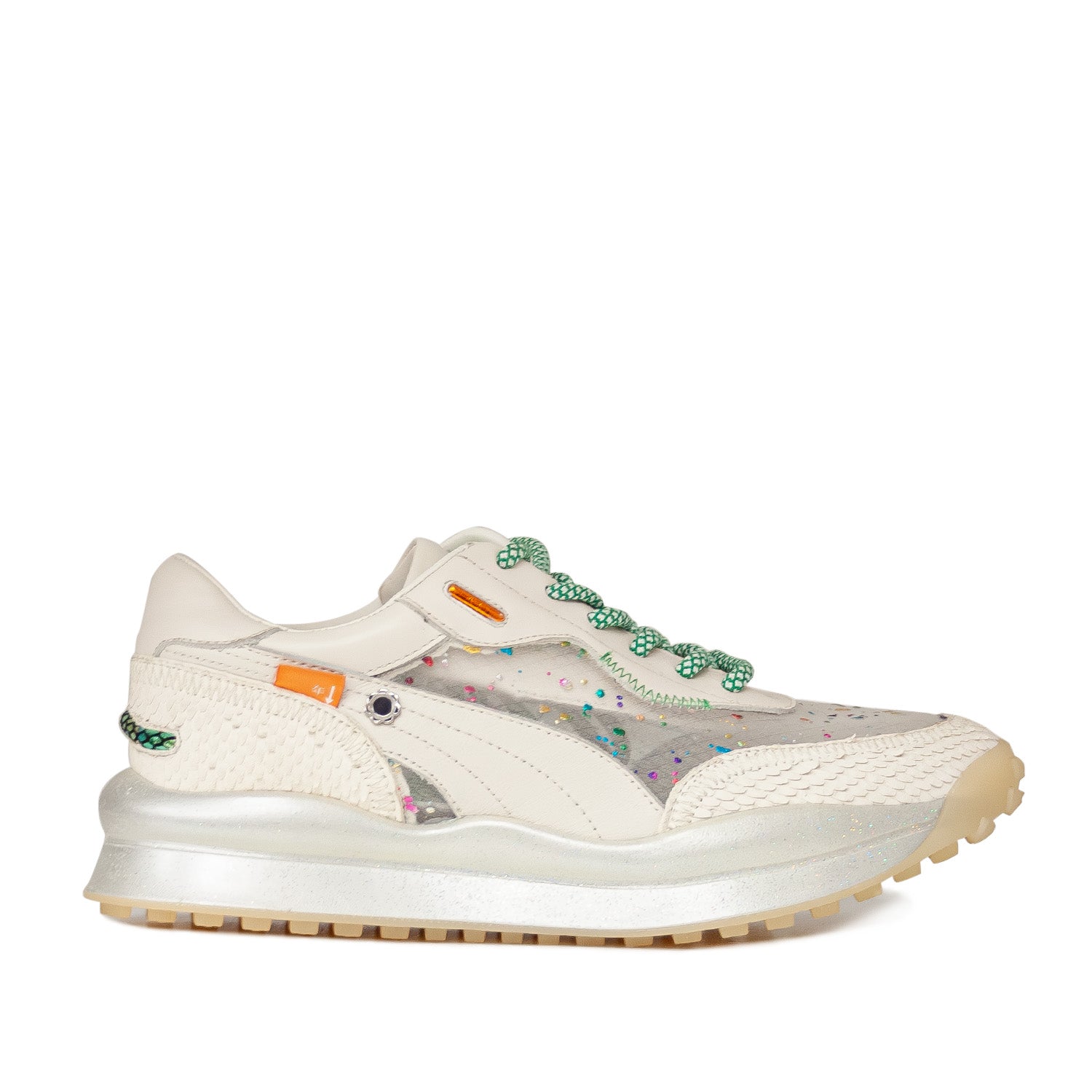 Sneakersy Tuffoni – ecru, z siateczką, skórzane w ujęciu z boku, z połyskującą podeszwą i jasną cholewką ozdobioną barwnymi drobinkami.