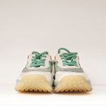 Sneakersy Tuffoni – ecru, z siateczką, skórzane sfotografowane od frontu, zielone sznurówki i kolorowe drobinki na prześwitującej siateczce.