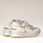 Sneakersy Tuffoni – ecru, z siateczką, skórzane pokazane z tyłu, z widoczną fakturą pięty, metaliczną podeszwą i pomarańczowymi detalami.