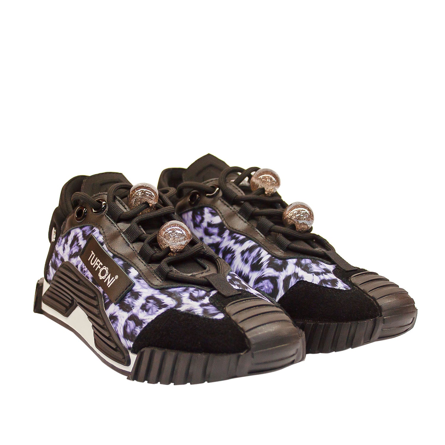 Zamszowe sneakersy Tuffoni w stylu urban, z animal printem i ozdobnymi kulami przy podeszwie, widok z przodu i boku.