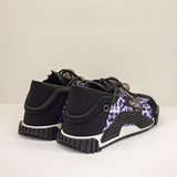 Sneakersy Tuffoni od strony pięty, z dobrze widoczną grubą podeszwą i zamszową cholewką w zwierzęcy deseń.