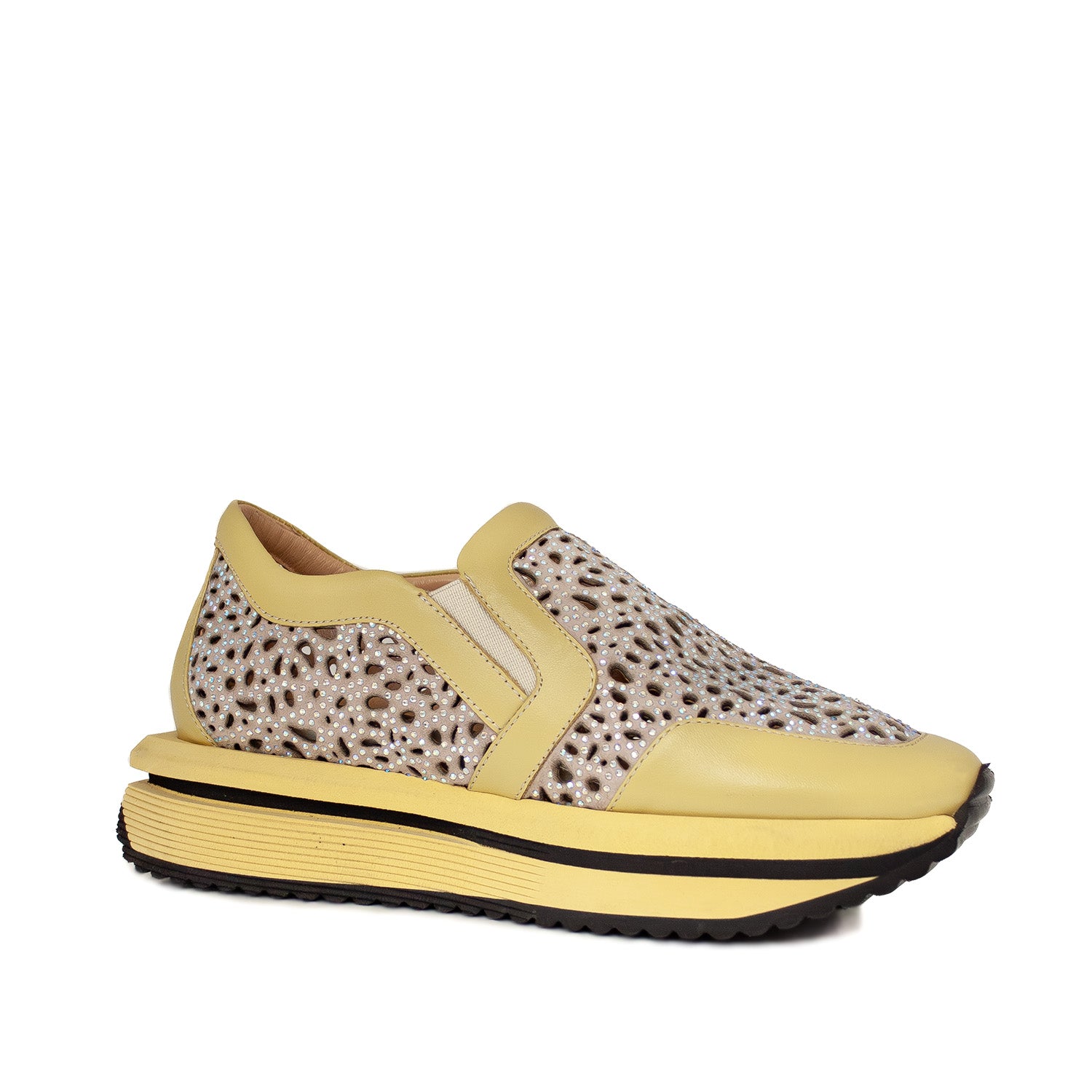 Skózane Sneakersy Tuffoni pod kątem – żółte, ażurowe, skórzane, sfotografowane z przodu, widoczne perforacje i elastyczna cholewka.