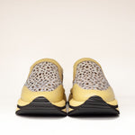 Sneakersy Tuffoni – żółte, ażurowe, skórzane, widok z góry na parę butów ustawioną równolegle.