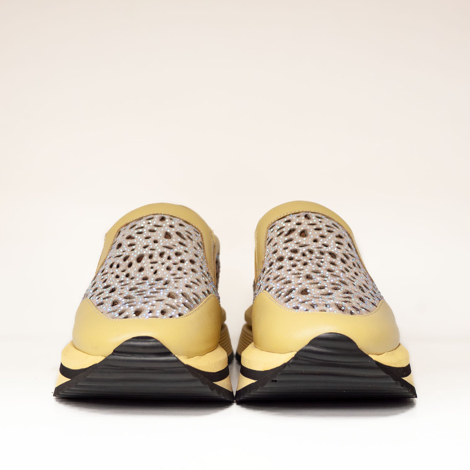 Sneakersy Tuffoni – żółte, ażurowe, skórzane, widok z góry na parę butów ustawioną równolegle.