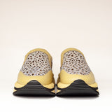 Sneakersy Tuffoni – żółte, ażurowe, skórzane, widok z góry na parę butów ustawioną równolegle.