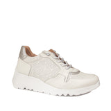 Białe sneakersy damskie Wonders z ażurową cholewką i srebrnymi detalami, widoczne z lekkiego boku, prezentujące wysmuklający profil na platformie WondersFly.