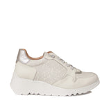 Skórzane sneakersy damskie Wonders z perforowaną cholewką i srebrnym zapiętkiem, sfotografowane z boku, ukazujące linię i wysokość podeszwy.