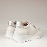 Sneakersy Wonders w kolorze białym z metalicznym zapiętkiem, prezentowane od tyłu, z widoczną lekką platformą i tłoczonym logo marki.