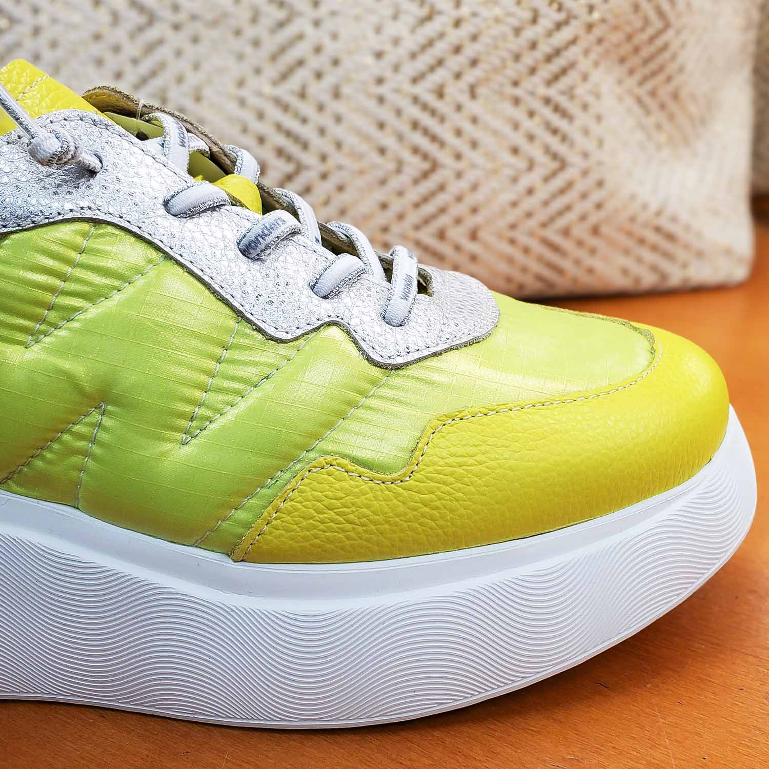 Sneakersy Wonders – limonkowe, skórzane, na platformie – zbliżenie na bok buta, widoczna faktura skóry i metaliczne sznurówki