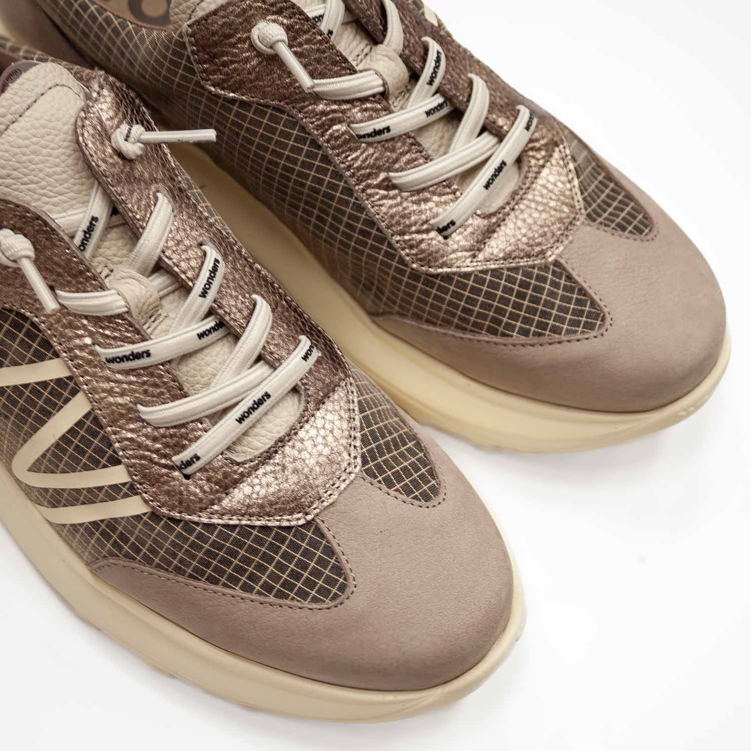 Sneakersy Wonders – beżowe, skórzane, hiszpańskie, z nowej kolekcji hiszpańskiej marki - widok z góry na sznurowała oraz błyszczącą naturalną skórę.