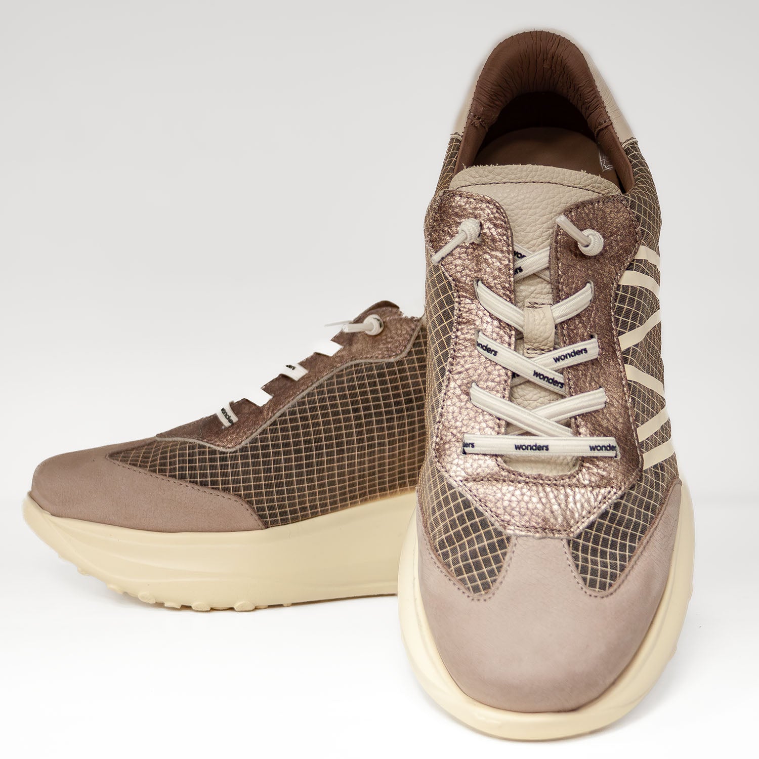 Sneakersy Wonders – beżowe, skórzane, hiszpańskie, z nowej kolekcji hiszpańskiej marki - widok z przodu eksponujący przeszycia skóry i materiału technicznego.