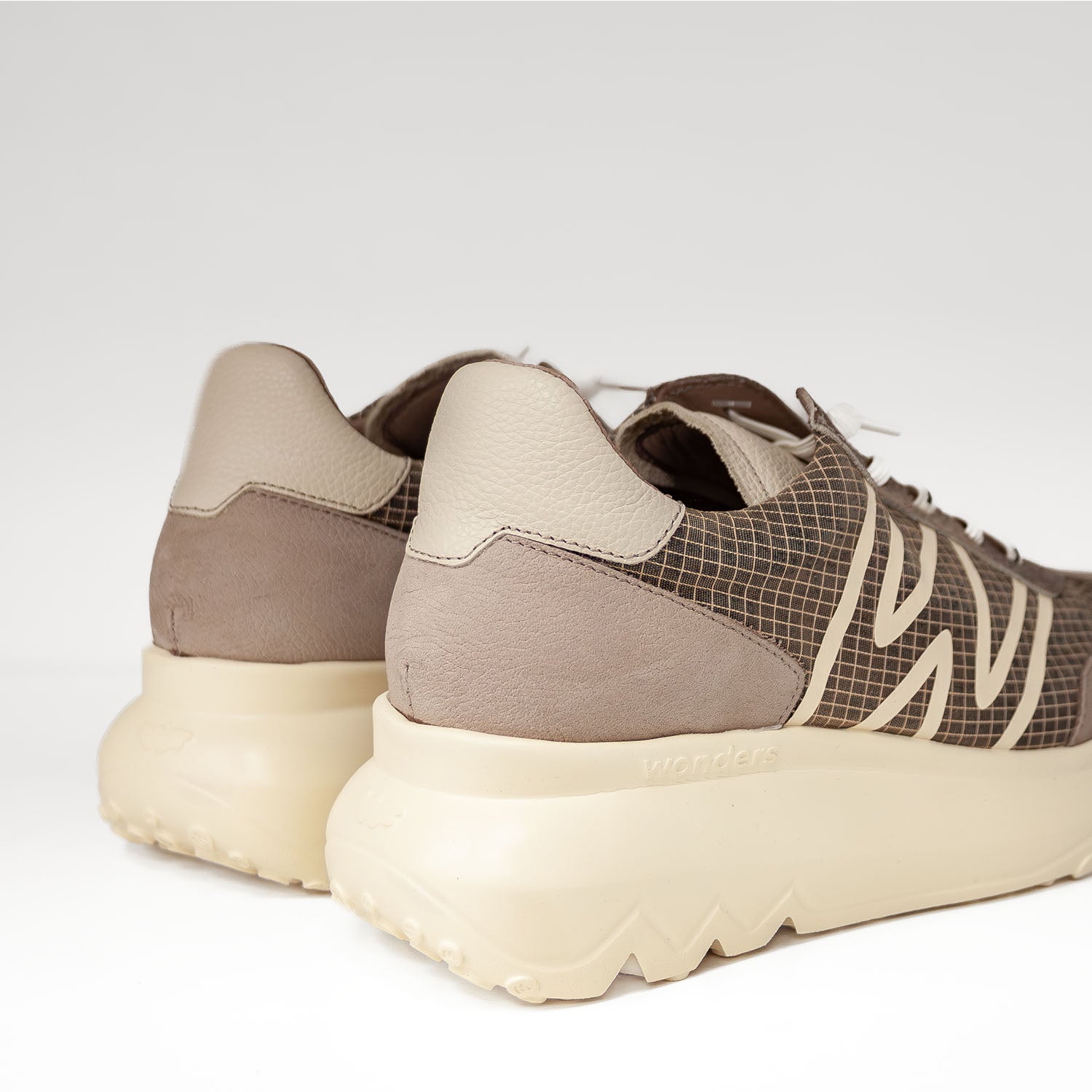 Sneakersy Wonders – beżowe, skórzane, hiszpańskie, z nowej kolekcji hiszpańskiej marki - widok z tyłu eksponujący zapiętek skórzany i kremową platformę.