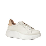 Zbliżenie na białe sneakersy Wonders z naturalnej skóry licowej, z beżowym zapiętkiem, widok pod kątem.