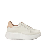 Białe skórzane sneakersy damskie Wonders z bocznym widokiem na wysoką platformę i beżowy detal z tyłu.