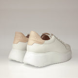 Białe sneakersy Wonders z tyłu – subtelny beżowy zapiętek i wypukłe logo marki.