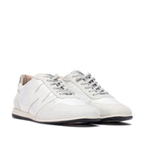 Sneakersy Wonders białe skórzane niskie – ujęcie pod kątem, eksponujące boczne logo i delikatny połysk materiału.