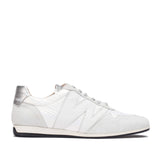 Sneakersy Wonders białe skórzane niskie – widok z boku, dobrze widoczna faktura skóry i smukły fason.