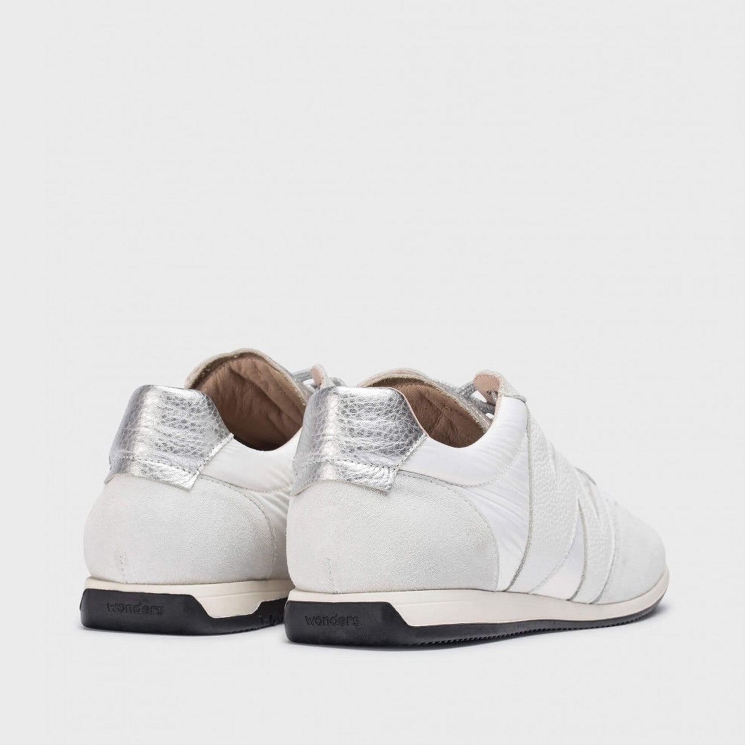 Sneakersy Wonders białe skórzane niskie – widok z tyłu, pokazujący kontrastowy srebrny detal na pięcie.