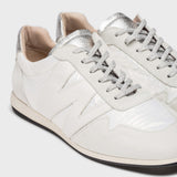 Sneakersy Wonders białe skórzane niskie – zbliżenie na detale cholewki, srebrne sznurówki i strukturę skóry.