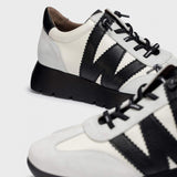Hiszpańskie sneakersy Wonders – biało-czarne, skórzane, eleganckie z nowe jkolekcji 2025/2026 jesień/zima ze skóry naturalnej licowej i zamszowej, widok pary i zbliżenie na logo.