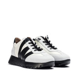 Hiszpańskie sneakersy Wonders – biało-czarne, skórzane, eleganckie z nowe jkolekcji 2025/2026 jesień/zima ze skóry naturalnej licowej i zamszowej, widok pod kątem.