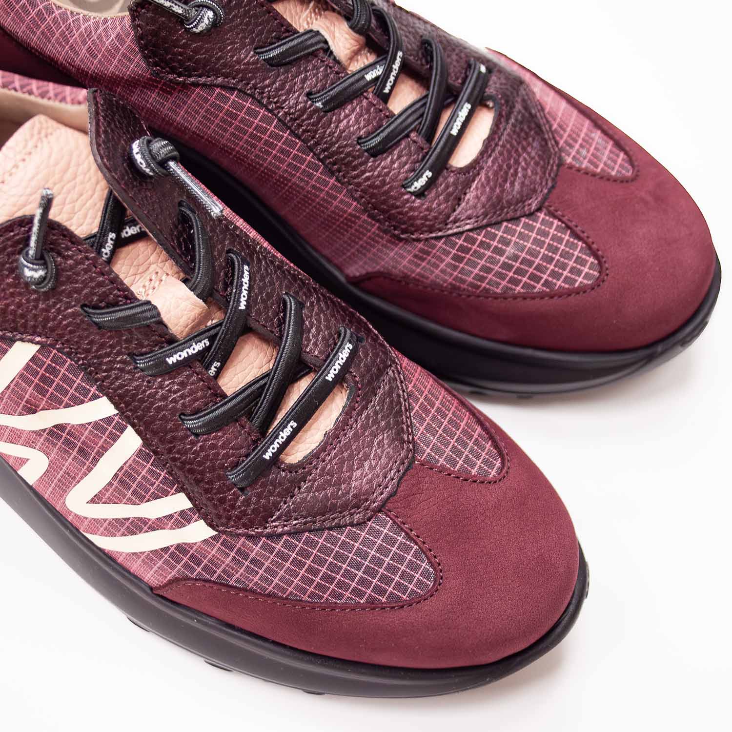 Sneakersy Wonders z nowej kolekcji jesiennej – bordowe, skórzane, hiszpańskie, widok z góry i zbliżenie na fakturę naturalnych skór.