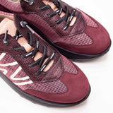 Sneakersy Wonders z nowej kolekcji jesiennej – bordowe, skórzane, hiszpańskie, widok z góry i zbliżenie na fakturę naturalnych skór.