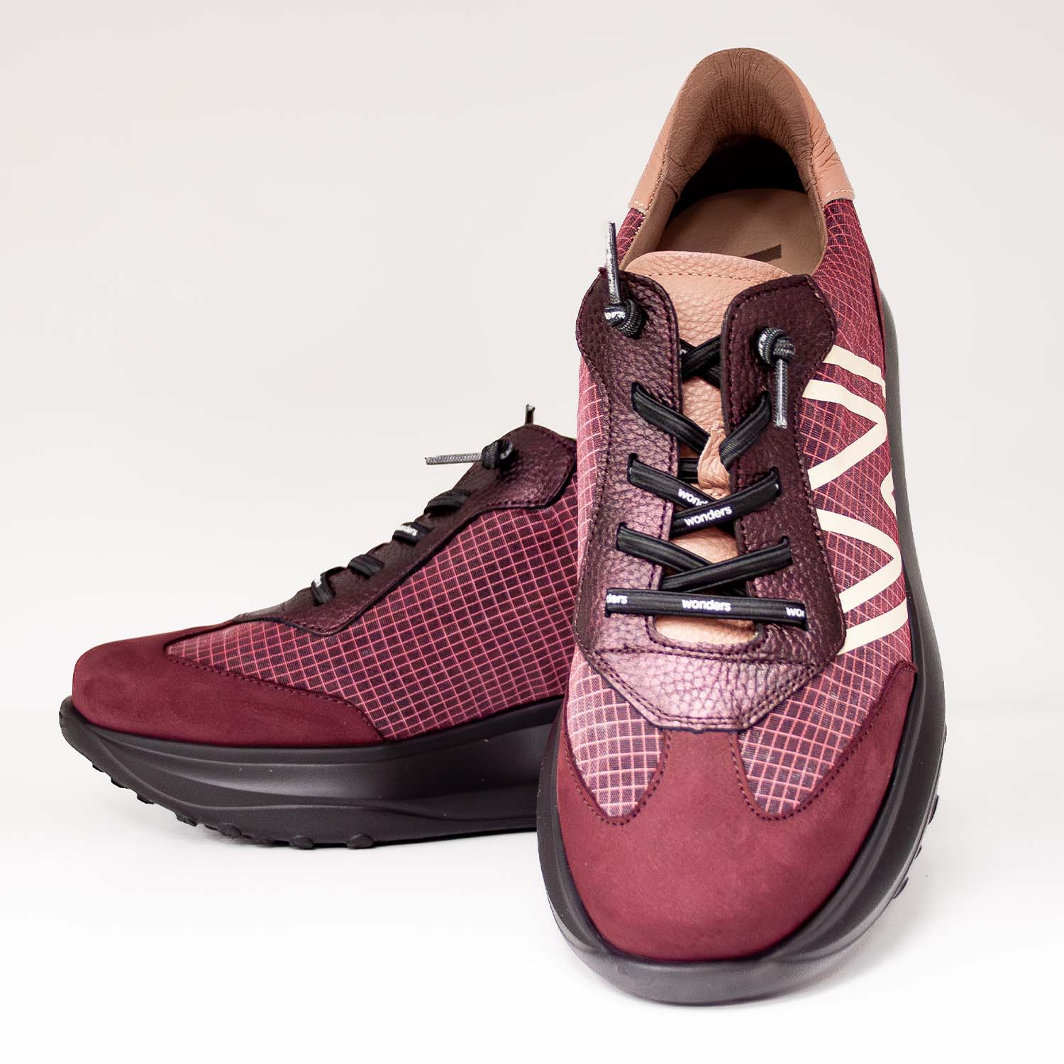 Sneakersy Wonders z nowej kolekcji jesiennej – bordowe, skórzane, hiszpańskie, ujęcie z przodu eksponuje różne rodzaje skór oraz czarne sznurowadła z logo.