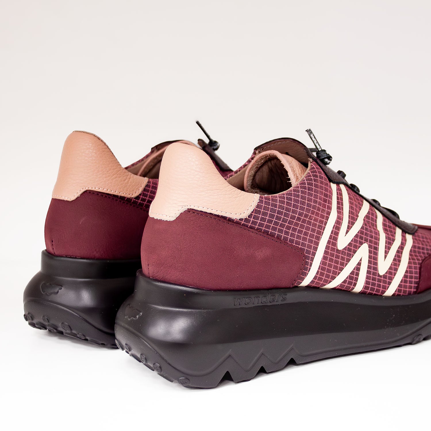 Sneakersy Wonders z nowej kolekcji jesiennej – bordowe, skórzane, hiszpańskie, ujęcie z tyłu eksponuje wysokią czarną platformę wondersfly.