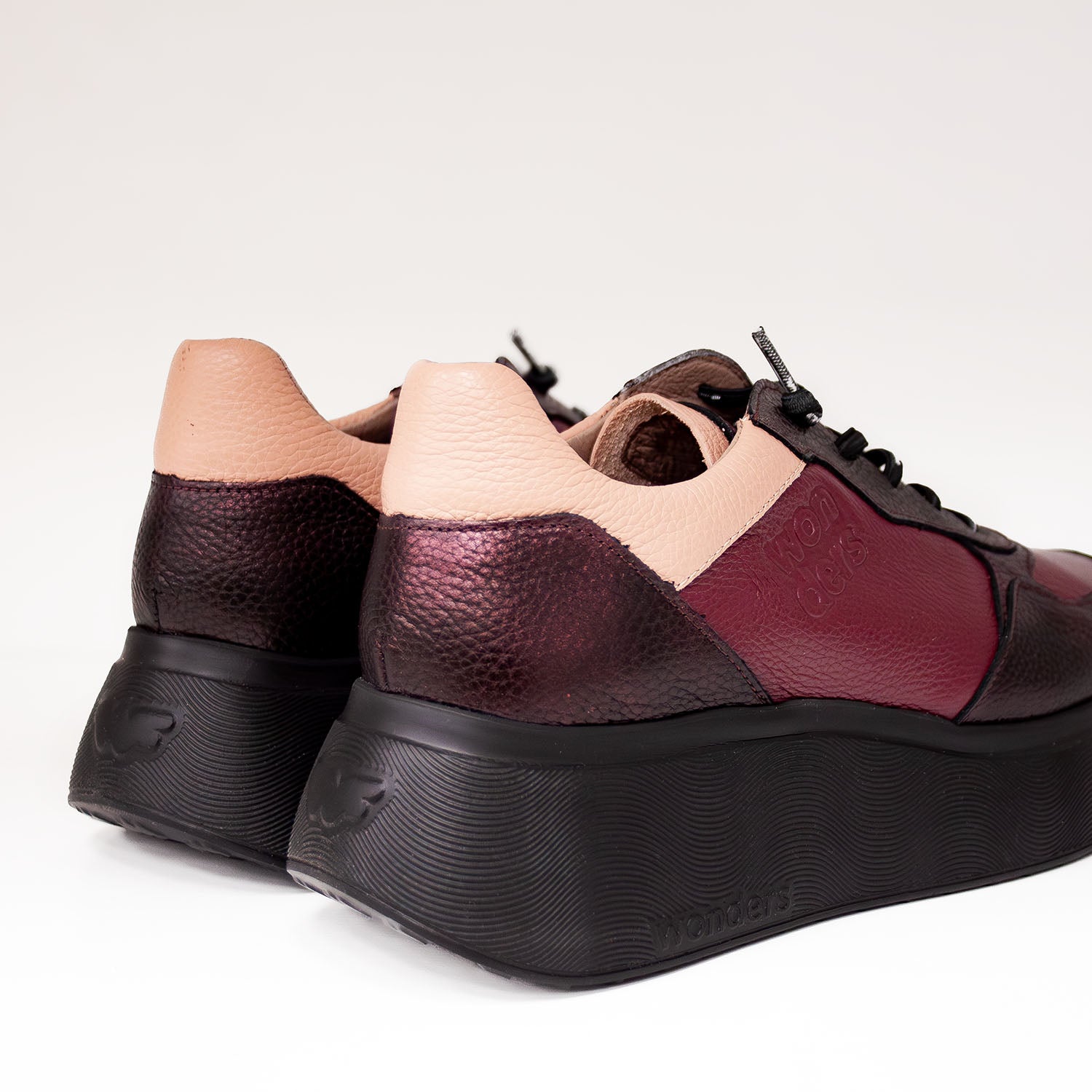 Sneakersy Wonders – bordowe, skórzane, na platformie, widok z tyłu na jesienne sneakersy hiszpańskiej marki eksponujący zapiętek i platformę.