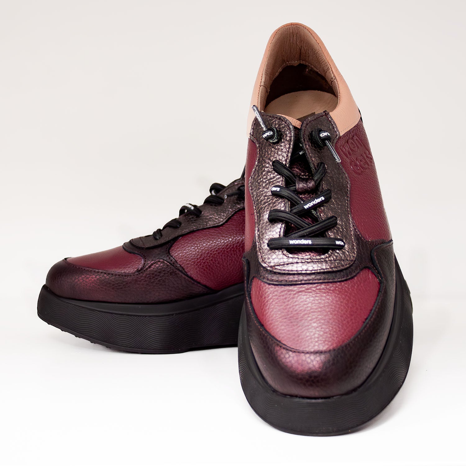Sneakersy Wonders – bordowe, skórzane, na platformie, widok z przoduna jesienne sneakersy hiszpańskiej marki ekspponujący sznurowadła z logo.
