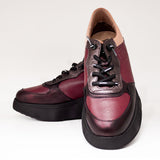 Sneakersy Wonders – bordowe, skórzane, na platformie, widok z przoduna jesienne sneakersy hiszpańskiej marki ekspponujący sznurowadła z logo.