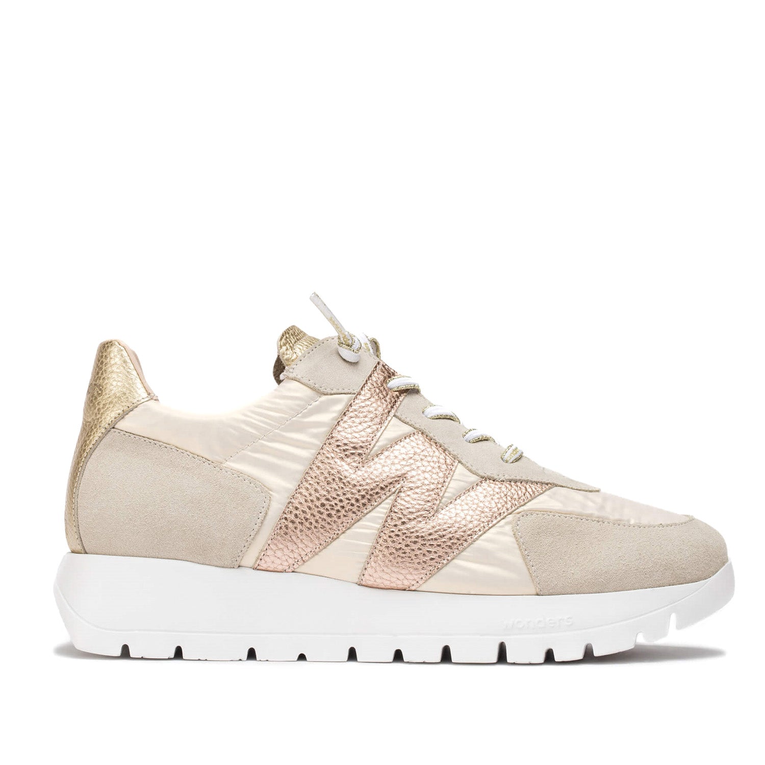 Sneakersy Wonders – brązowe, beżowe, sportowe, widok z boku – zamszowa skóra, tekstylne wstawki, metaliczne logo „W” i lekka podeszwa WondersFly™.