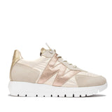 Sneakersy Wonders – brązowe, beżowe, sportowe, widok z boku – zamszowa skóra, tekstylne wstawki, metaliczne logo „W” i lekka podeszwa WondersFly™.