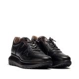 Sneakersy Wonders – czarne, skórzane, hiszpańskie, widok pod kątem.