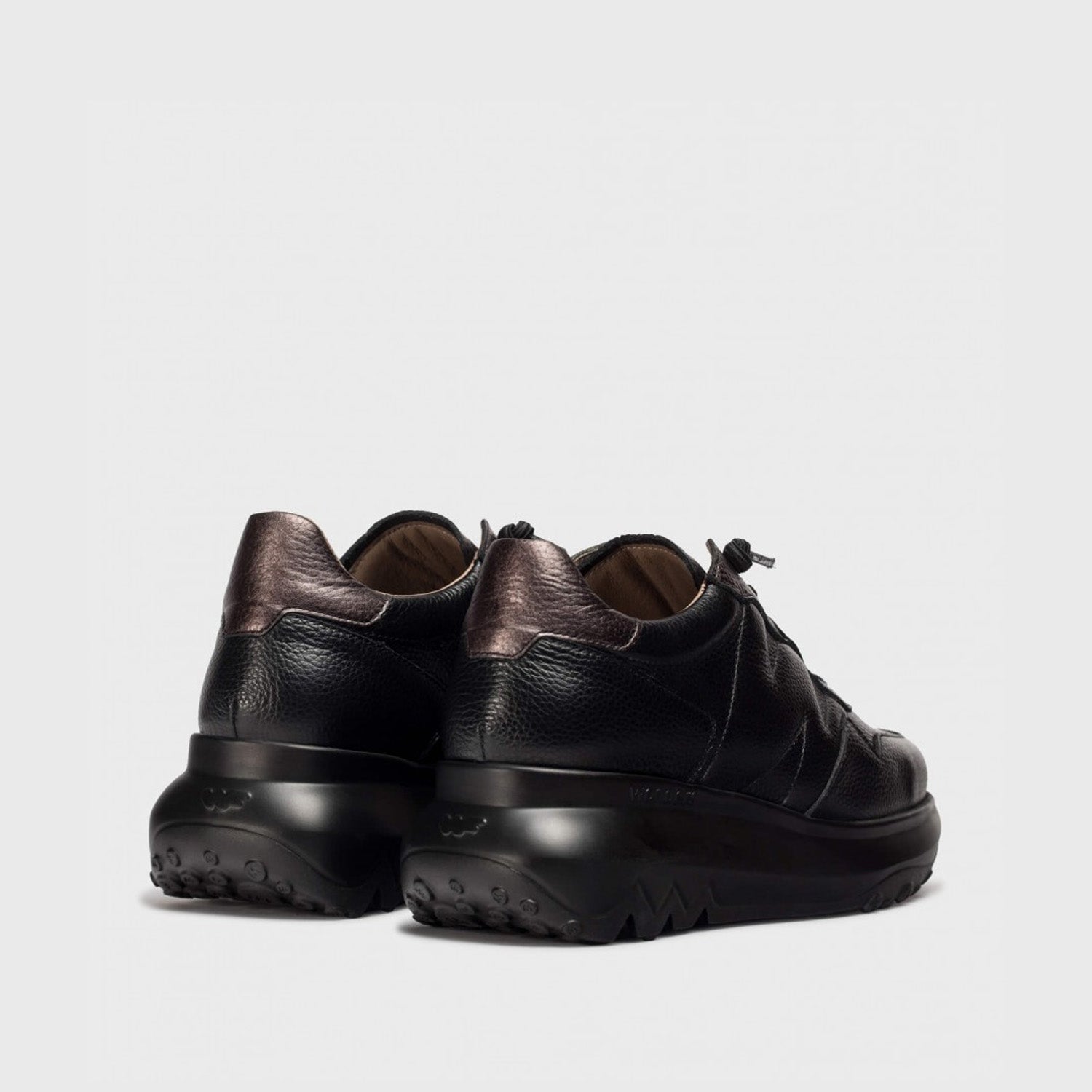 Sneakersy Wonders – czarne, skórzane, hiszpańskie, widok z tyłu.