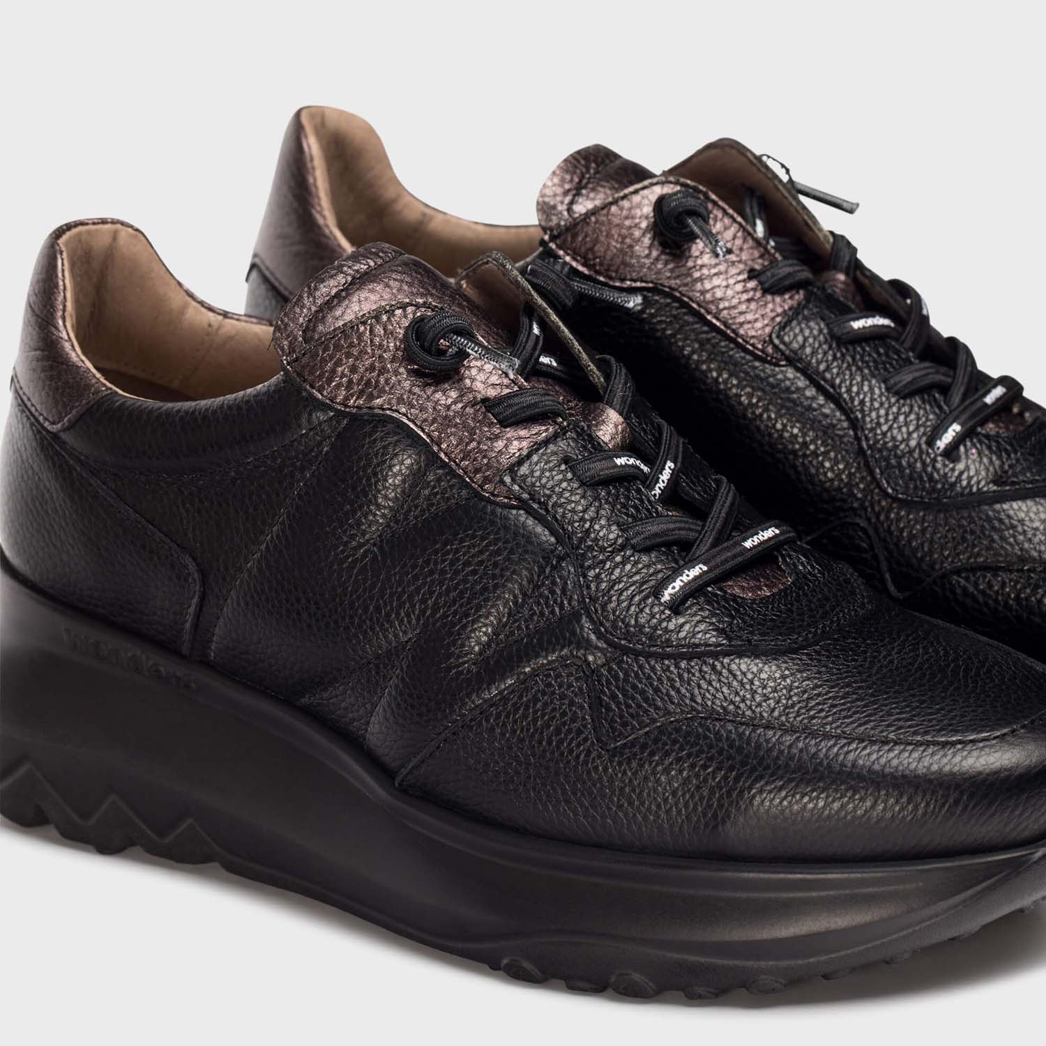 Zblizenie na cholewkę sneakersów Wonders – czarnych, skórzanych, hiszpańskich.