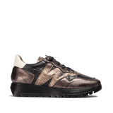 Jesienne obuwie damskie, hiszpańskiej marki Wonders: sneakersy Wonders – metaliczne, skórzane, sportowe, widok z boku.