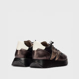 Jesienne obuwie damskie, hiszpańskiej marki Wonders: sneakersy Wonders – metaliczne, skórzane, sportowe, widok z tyłu na kontrastowy zapiętek.