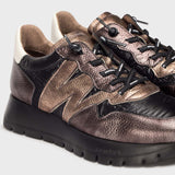 Jesienne obuwie damskie, hiszpańskiej marki Wonders: sneakersy Wonders – metaliczne, skórzane, sportowe, zbliżenie na metaliczną cholewkę wykonaną ze skóry naturanlej oraz nylonu.