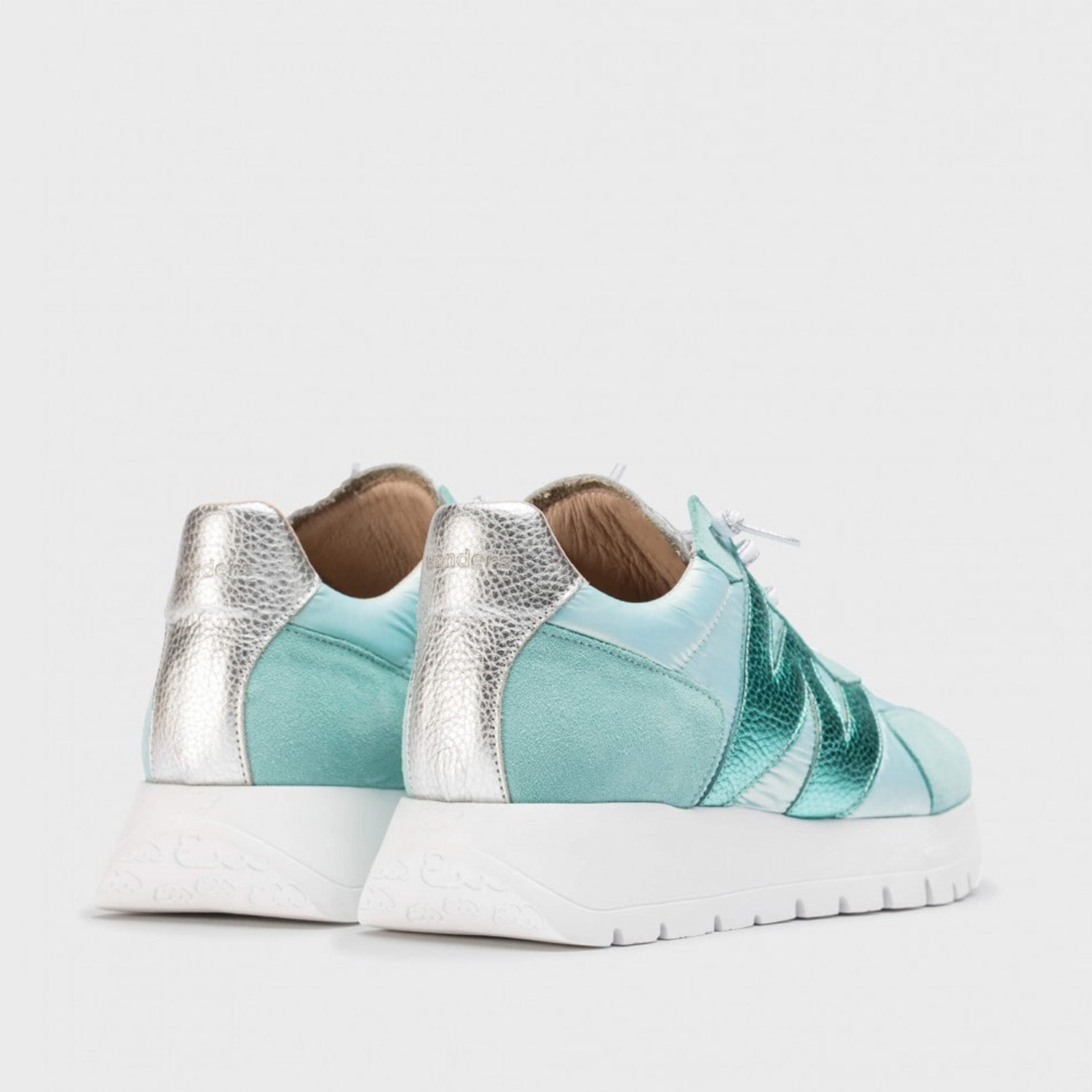 Tył miętowych sneakersów Wonders, z widoczną srebrną skórą na zapiętku i dynamiczną linią cholewki.