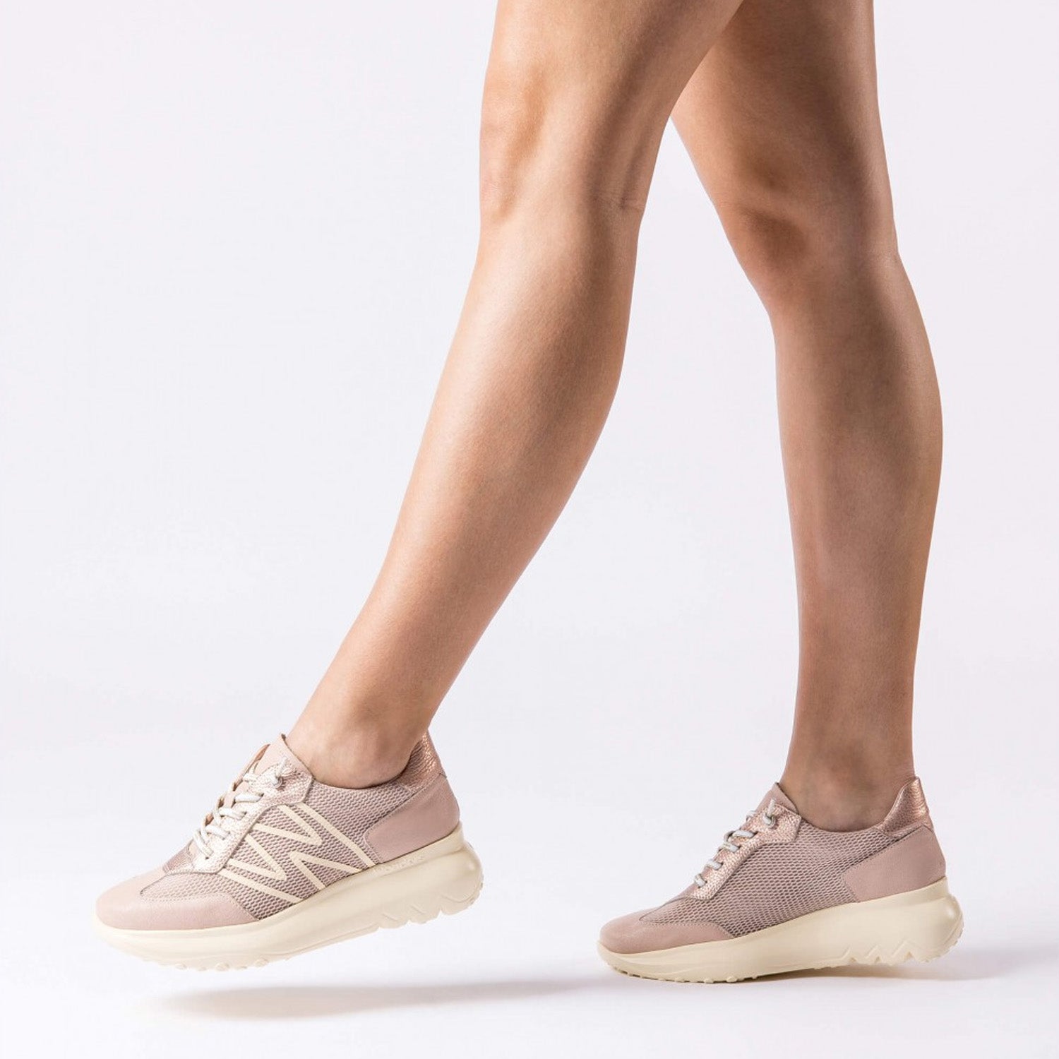 Sneakersy Wonders – różowe, skórzane, sportowe, ujęcie na modelce – buty w ruchu, dynamiczny styl i lekka podeszwa zapewniająca komfort przez cały dzień.