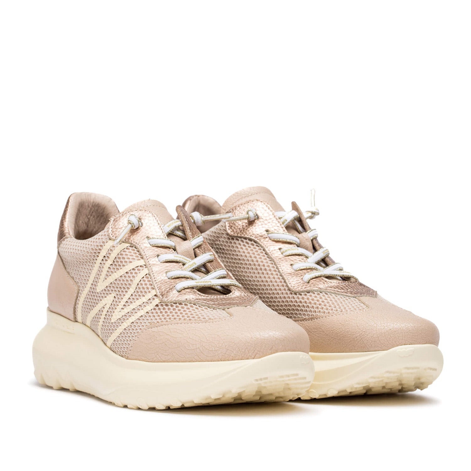 Sneakersy Wonders – różowe, skórzane, sportowe, ujęcie pod kątem – zaokrąglony nosek, miękka cholewka i subtelnie połyskujące detale.