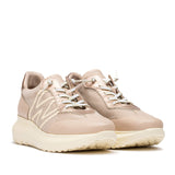 Sneakersy Wonders – różowe, skórzane, sportowe, ujęcie pod kątem – zaokrąglony nosek, miękka cholewka i subtelnie połyskujące detale.