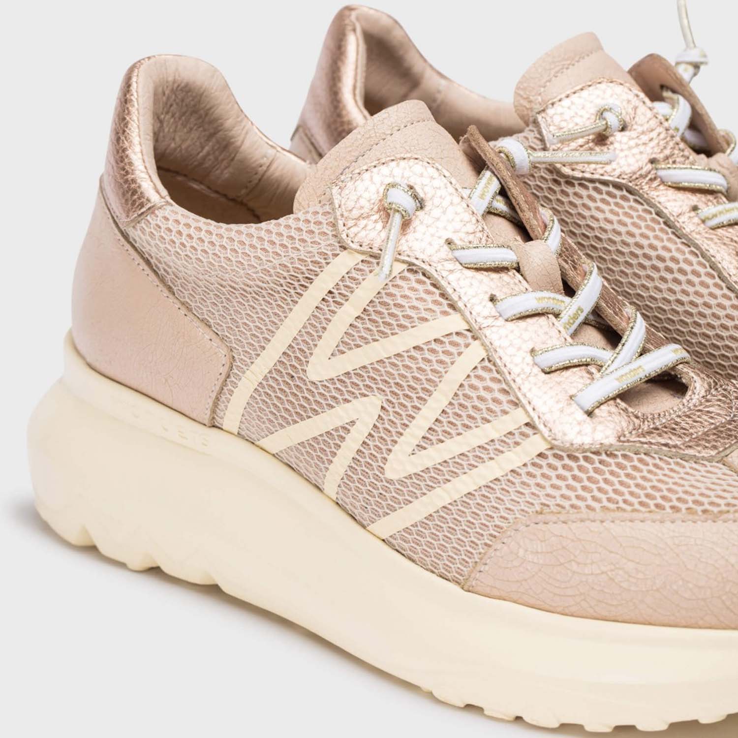 Sneakersy Wonders – różowe, skórzane, sportowe, zbliżenie na cholewkę.