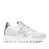 Sneakersy Wonders – srebrne, białe, sportowe, widok z boku – skórzana cholewka z tekstylnymi wstawkami, metaliczne logo „W” i lekka podeszwa WondersFly™.