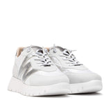 Sneakersy Wonders – srebrne, białe, sportowe, ujęcie pod kątem – dynamiczna linia cholewki, nowoczesne detale i sportowy fason.