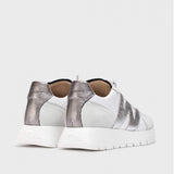 Sneakersy Wonders – srebrne, białe, sportowe, widok z tyłu – kontrastowe zestawienie materiałów, podwyższona pięta i wygodne dopasowanie.