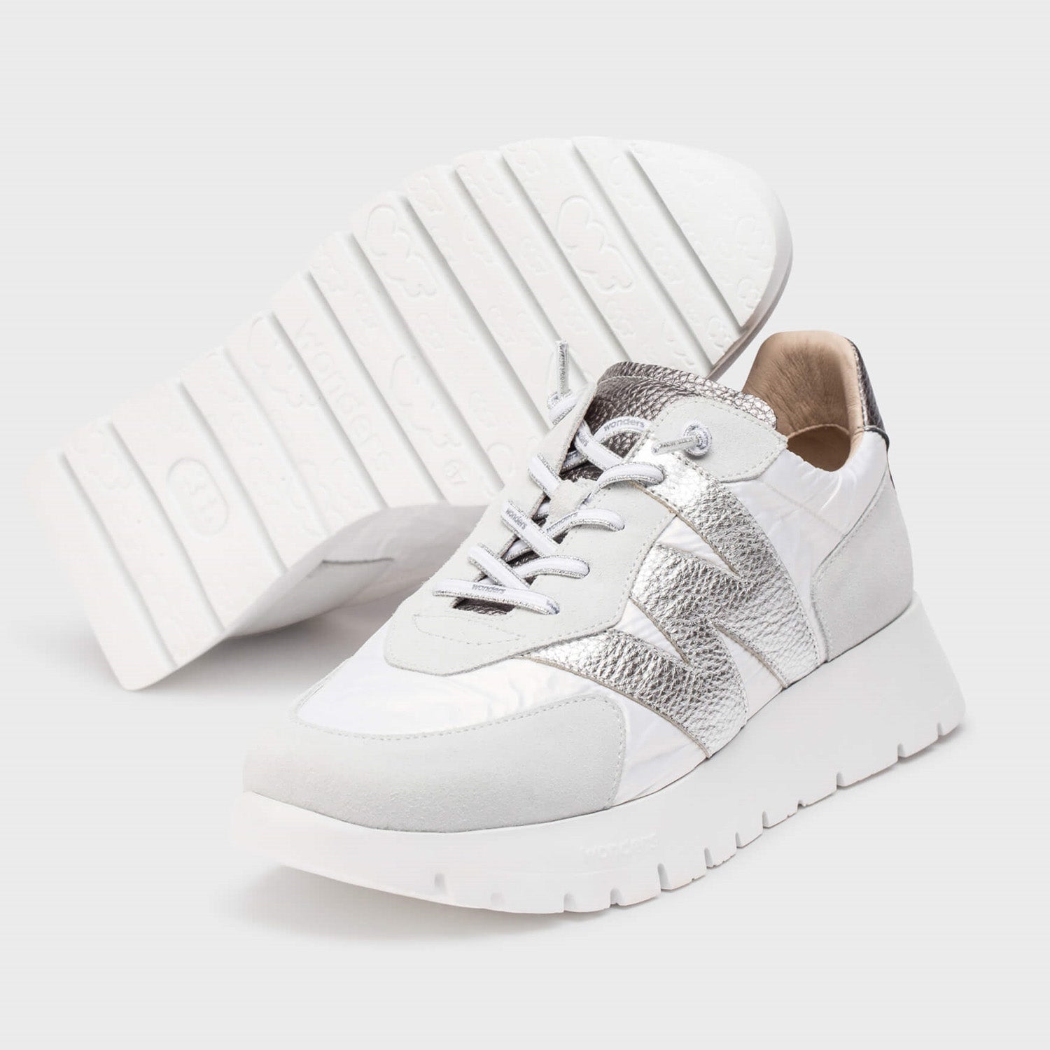 Sneakersy Wonders – srebrne, białe, sportowe, widok od spodu – wyprofilowana podeszwa WondersFly™, zapewniająca amortyzację i komfort.